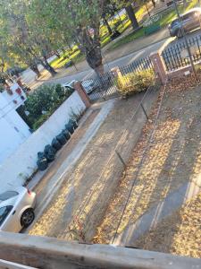 una vista aérea de una calle con un coche blanco en Cómoda casa sector Plaza Miraflores, en Viña del Mar