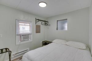 Un pat sau paturi într-o cameră la Cozy Wildwood Apartment Near Pier and Beach!