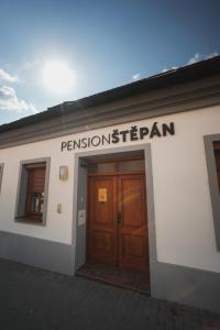 Pension Štěpán في ميكولوف: مبنى عليه زوج من الابواب الخشبيه
