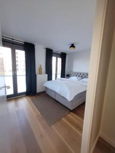烏特勒支的住宿－Alex Place，卧室设有白色大床和窗户。