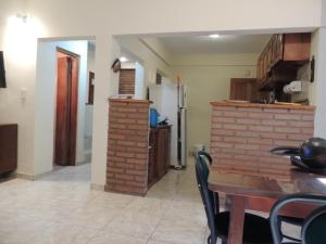 eine Küche mit einem Tisch und einer Ziegelwand in der Unterkunft Casa con excelente ubicacion in Posadas