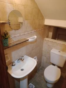 ein Badezimmer mit einem weißen WC und einem Waschbecken in der Unterkunft Casa con excelente ubicacion in Posadas
