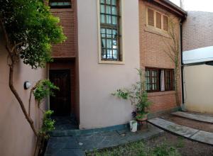 ein Backsteinhaus mit einer Tür und einem Fenster in der Unterkunft Casa con excelente ubicacion in Posadas