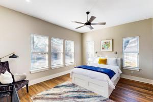 a bedroom with a bed and a ceiling fan at The Yellow Door Bungalow in San Antonio