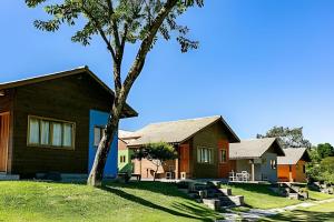 a group of houses with a tree at Cabanas aconchegantes. Desfrute da natureza e praia in Florianópolis