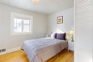 Un pat sau paturi într-o cameră la Creekside Bungalow