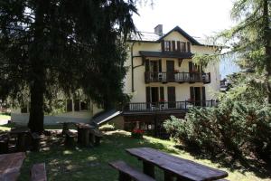 Vrt pred nastanitvijo Hôtel Hermitage