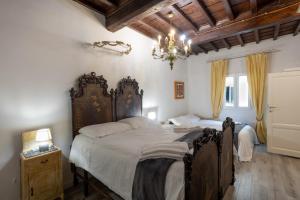 Un dormitorio con dos camas y una lámpara de araña. en Florencia Luxury Apartament, en Florencia