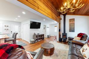 a living room with leather furniture and a flat screen tv at Three Bears Cabin in Blowing Rock