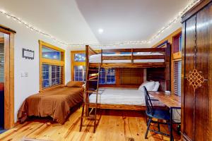 1 dormitorio con litera y escritorio en Cozy Retreat, en Sandy