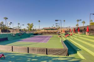 um campo de ténis com dois campos de ténis em Palm Desert Retreat with Patio and Golf Course View! em Palm Desert