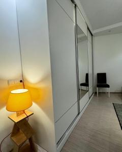 eine Lampe auf einem Tisch in einem Zimmer mit Spiegel in der Unterkunft Zani Boutique Hotel in Prizren
