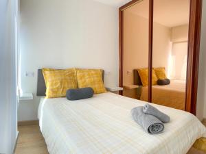 Apartamento en Costa de Cantabria, Laredo في لاريدو: غرفة نوم بسرير كبير مع مرآة