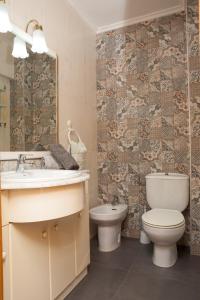 Apartamento en Costa de Cantabria, Laredo في لاريدو: حمام مع حوض ومرحاض ومرآة