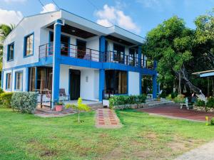 una casa azul y blanca con patio en Escalona's place, en San Andrés
