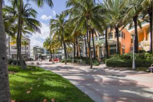 een stoep met palmbomen naast een gebouw bij 2 B/R- Heart of South Beach, Near Ocean Dr & Beach in Miami Beach