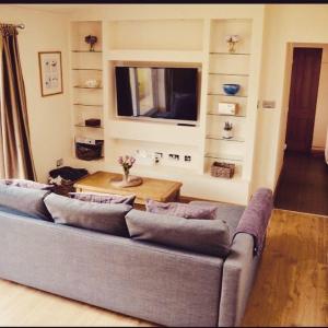 TV a/nebo společenská místnost v ubytování Wardie Garden Cottage