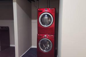 - un lave-linge et un sèche-linge rouges dans la chambre dans l'établissement Quadruplex Gem:Patio Paradise, à Fayetteville