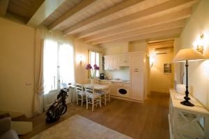 Kuchyň nebo kuchyňský kout v ubytování Garda Residence San Vigilio Golf
