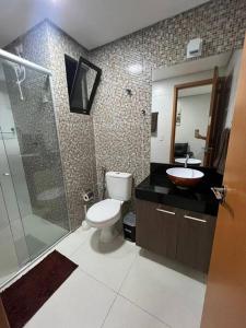 uma casa de banho com um WC, um lavatório e um chuveiro em Flat Mobiliado em excelente localização em Campina Grande