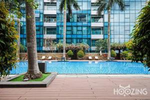 une piscine en face d'un grand bâtiment dans l'établissement The Rixx Breathtaking View@Vincom D1/pool/Netflix, à Hô-Chi-Minh-Ville