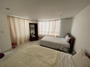 波哥大的住宿－Stay In Bogota，一间卧室配有两张床和镜子
