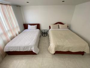 twee bedden in een kleine kamer met bij Stay In Bogota in Bogota