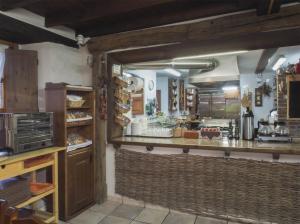 a large kitchen with a counter in a restaurant at Casa de la Montaña Albergue Turístico in Avín