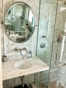 a bathroom with a sink and a mirror at Pacific Heights Chic Jr Studio in San Francisco