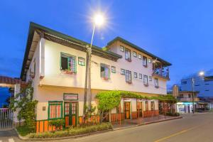 a building with colorful windows and a street light at Hotel Veraneras del Quindío in Pueblo Tapao