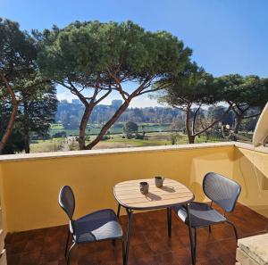 uma mesa e cadeiras numa varanda com vista em Eur terrazzo vista Laghetto Modigliani em Roma