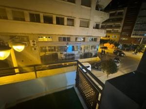 balcone con vista sulla città di notte di Crystal boulevard Single/Double a Tangeri