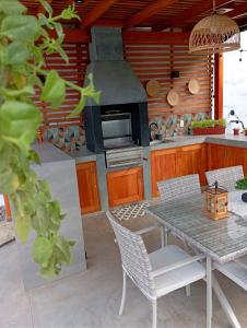 a kitchen with a table and a stove at Costa Luna in Vichayito