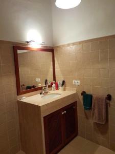 W łazience znajduje się umywalka i lustro. w obiekcie Can Vives w mieście Binissalem