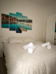 a bedroom with a bed with three towels on it at La casita de Lyra in Granada