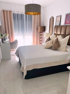 Ліжко або ліжка в номері Villa Moderna con Piscina