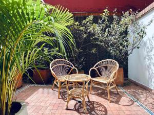 eine Terrasse mit 2 Stühlen, einem Tisch und 2 Stühlen in der Unterkunft Elegant Palace in Parque 93 in Bogotá