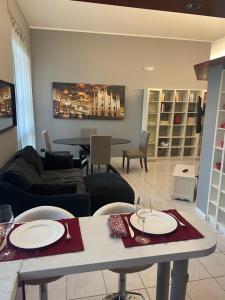 ein Wohnzimmer mit einem Tisch mit Tellern darauf in der Unterkunft Residenza Parco in Segrate