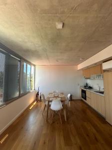 a kitchen and dining room with a table in a room at Apartamento Dock Trade Fisherton in Rosario