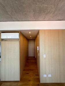 un corridoio vuoto con pareti in legno e soffitto di Apartamento Dock Trade Fisherton a Rosario
