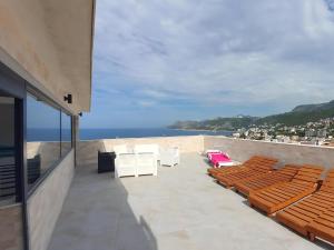 balkon z krzesłami i widokiem na ocean w obiekcie Bosfor Hotel w Dobrej Vodzie