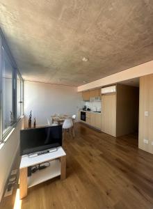 a living room with a large flat screen tv at Apartamento Dock Trade Fisherton in Rosario