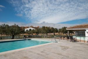 Bazén v ubytovaní Hotel & Winery Señorío de Nevada alebo v jeho blízkosti