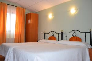 Postel nebo postele na pokoji v ubytování Hostal Infante Peñafiel