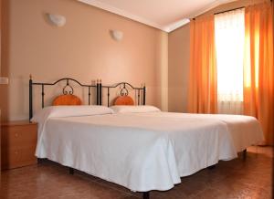 Postel nebo postele na pokoji v ubytování Hostal Infante Peñafiel