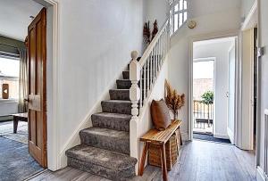uma escada numa casa com uma escada em Autumn Loft Wyndale Living Malvern Hills - Free Parking em Great Malvern