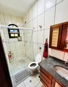 W łazience znajduje się prysznic, toaleta i umywalka. w obiekcie Casa Central w mieście São Sebastião