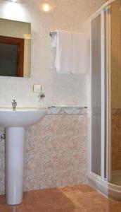 Koupelna v ubytování Hostal Infante Peñafiel + 15 fotografií