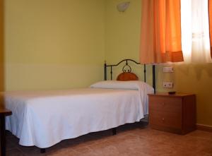 Postel nebo postele na pokoji v ubytování Hostal Infante Peñafiel
