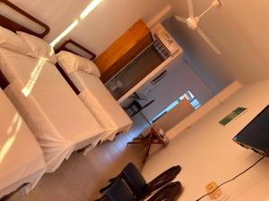 einen Blick über ein Krankenhauszimmer mit einem Bett in der Unterkunft Hotel Sandiego in Puerto Berrío